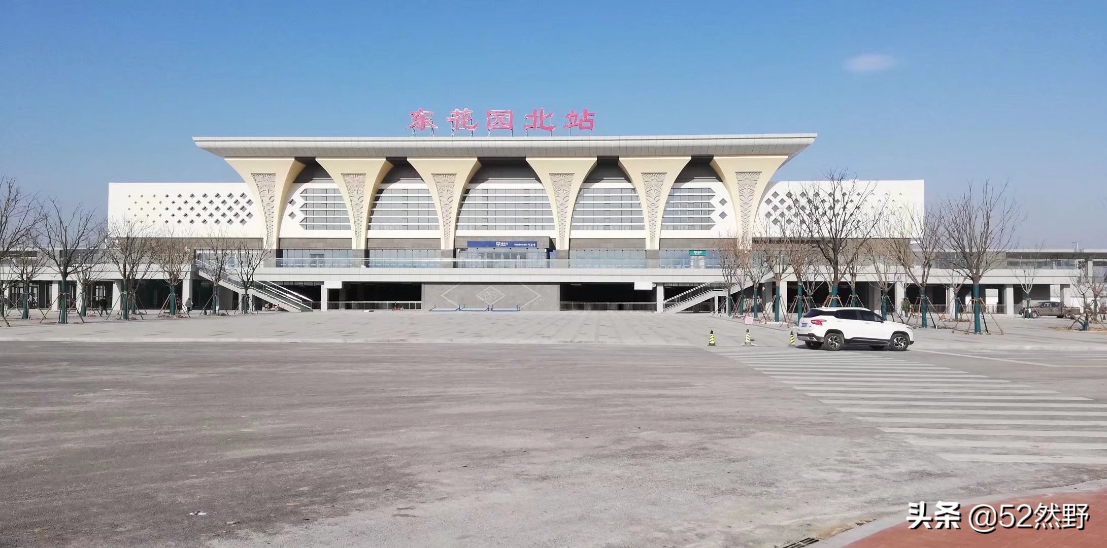 用脚踩出脚印,脚印在地上