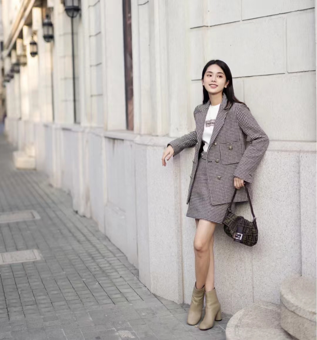 千鸟格半身裙秋冬款a字版30岁,黑白千鸟格半身裙配原绒色毛衫