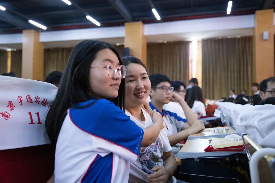 青春仪式展青春风采追青春梦想,挥洒汗水激扬青春放飞梦想