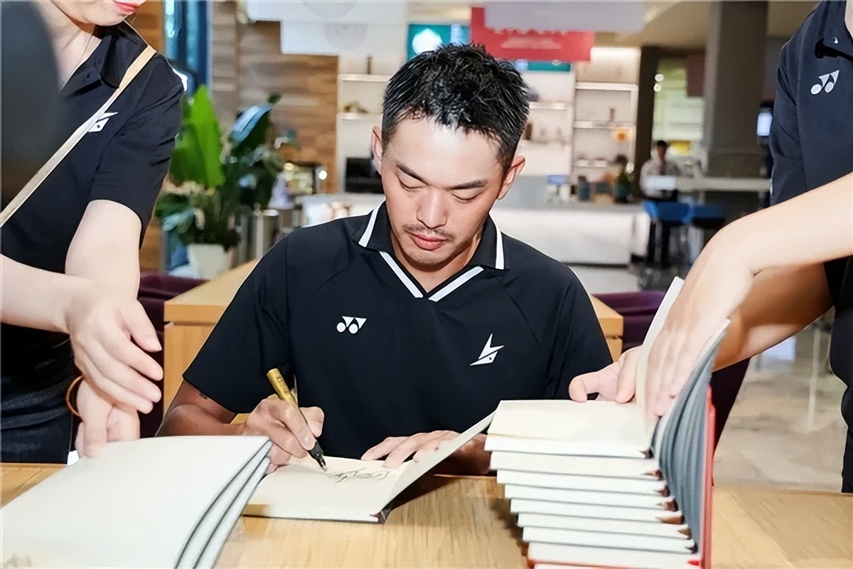 林丹生涯赚了多少钱,林丹当了多久的世界第一