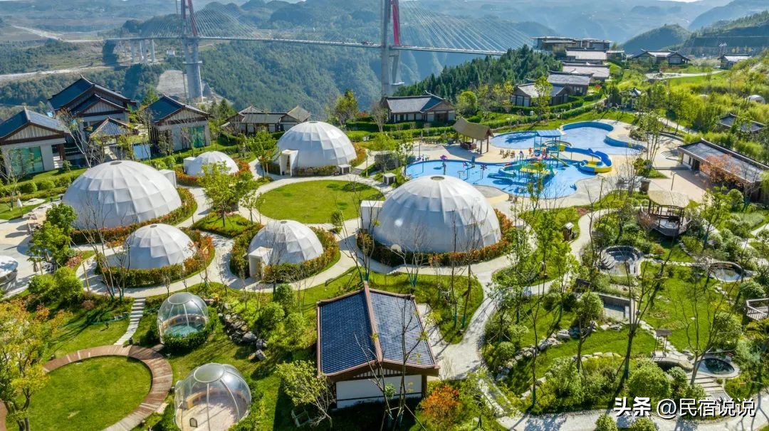 在云雾缭绕的朵花特大桥边隐藏着一家温泉酒店