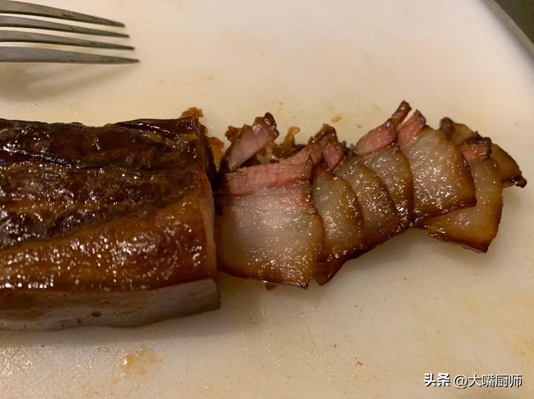 五花肉用酱油泡一晚，比腊肉卤肉都好吃，又嫩又香还不腻，收藏了