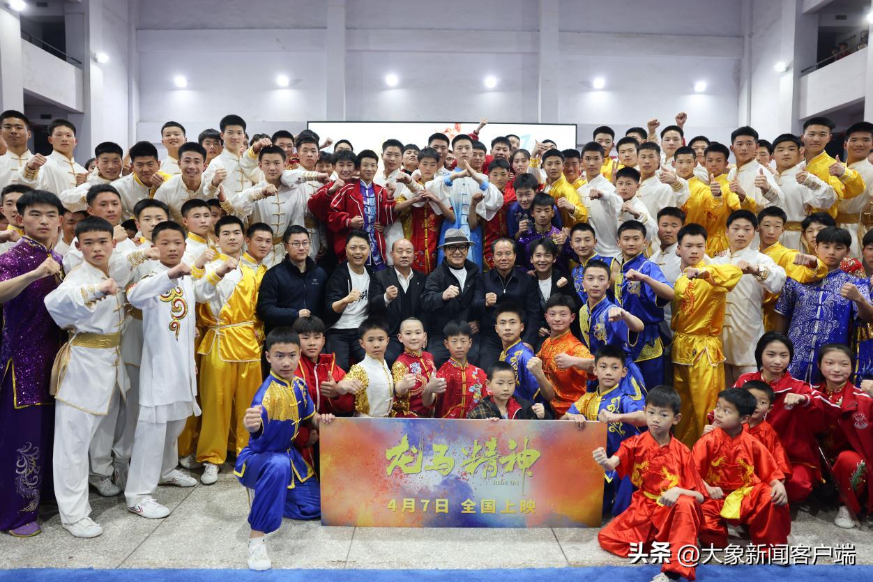 携《龙马精神》,成龙与河南功夫小子一起“壮志豪情”
