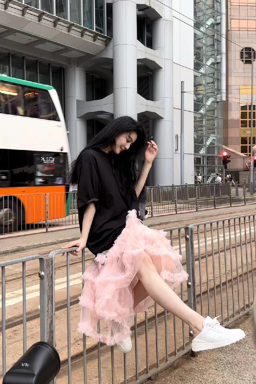 范冰冰黑白格子外套巴黎街拍,范冰冰街拍穿搭冬季粉色羽绒服