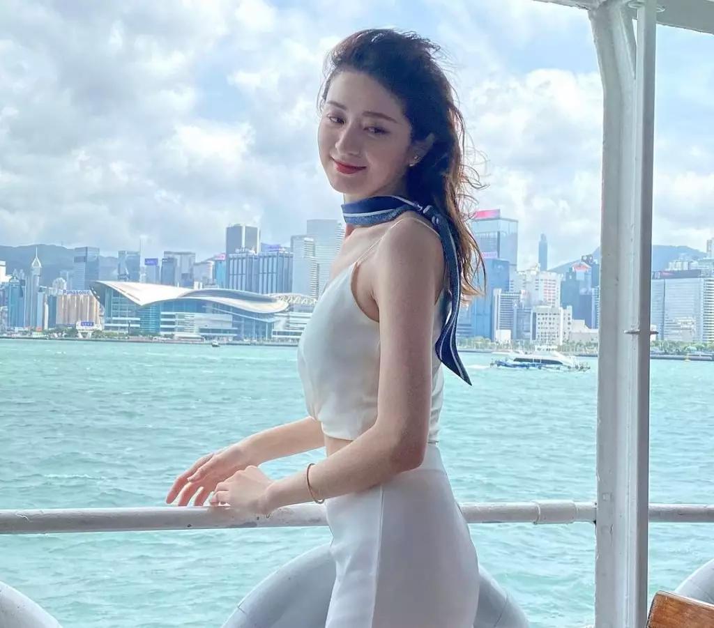 甜心港姐与富商丈夫结婚13周年！遭调侃父女恋，被曝准备生第四胎