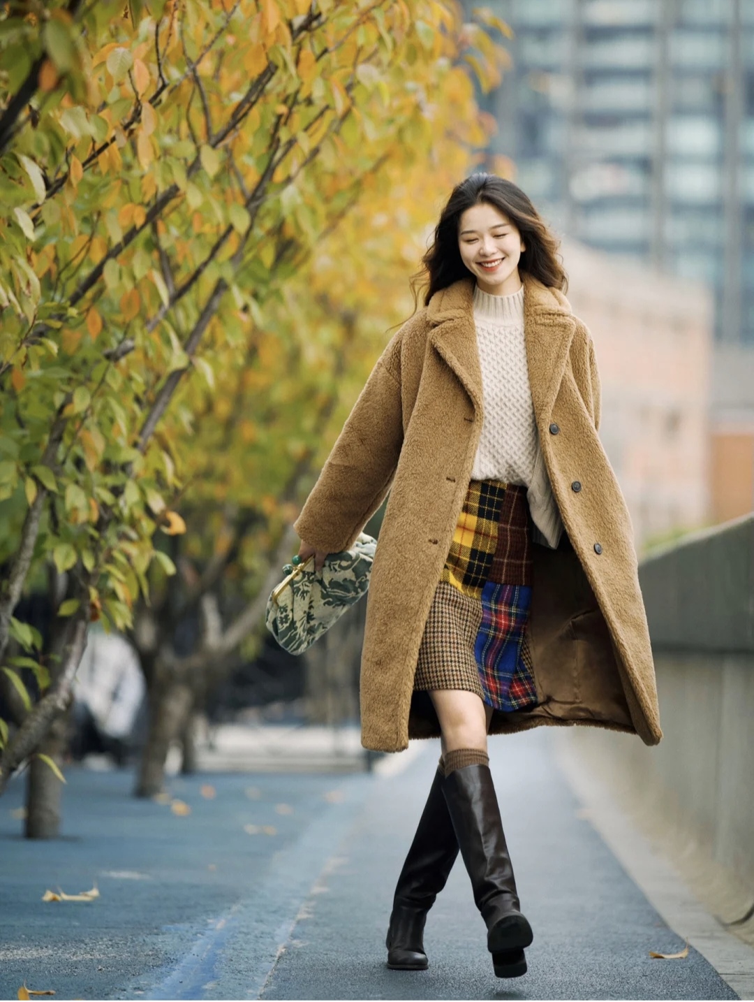 棕色的鞋子棕色大衣怎么搭配衣服,棕色大衣的穿搭技巧