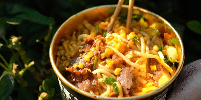 被套头了，「炸卤虎皮肥肠王」来了