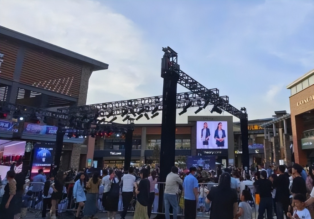 奥特莱斯与唯品会 (唯品会怎样改变奥特莱斯)