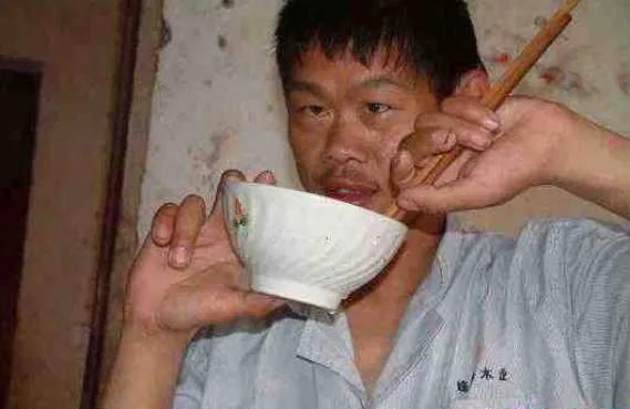 老人常说无傻不成村,无傻不成村真的有一个傻子吗