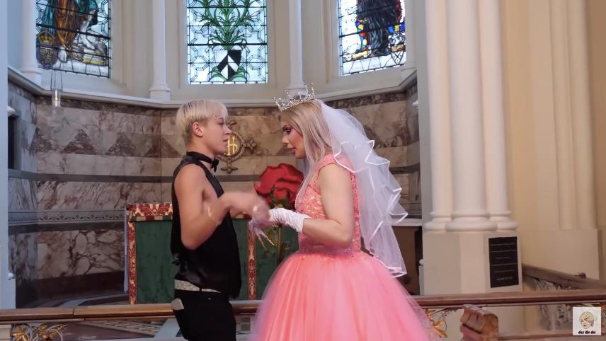 白人网红沉迷韩国流行文化，疯狂整容还做丁丁缩小术？