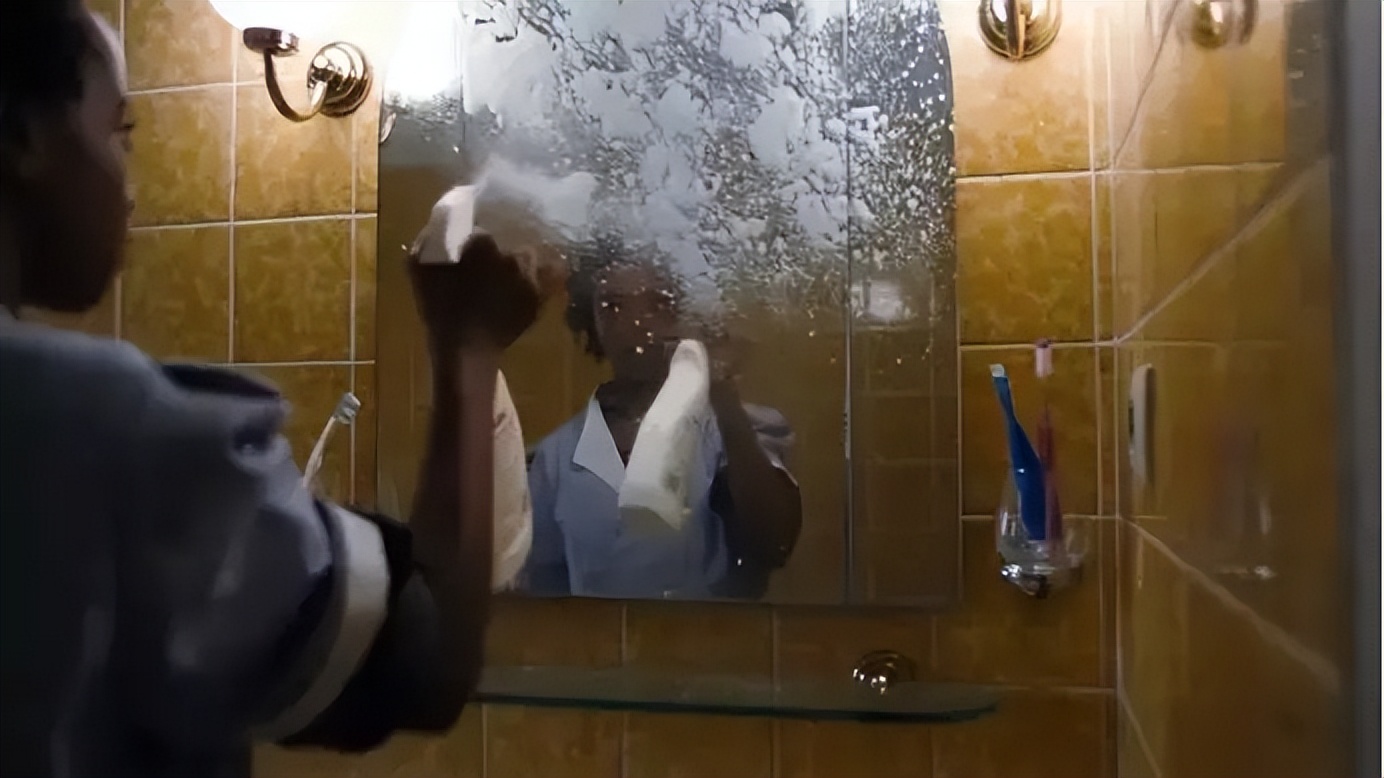 割礼比缠足更野蛮！第一位黑人超模华莉丝4岁被*暴强**，5岁惨遭割礼