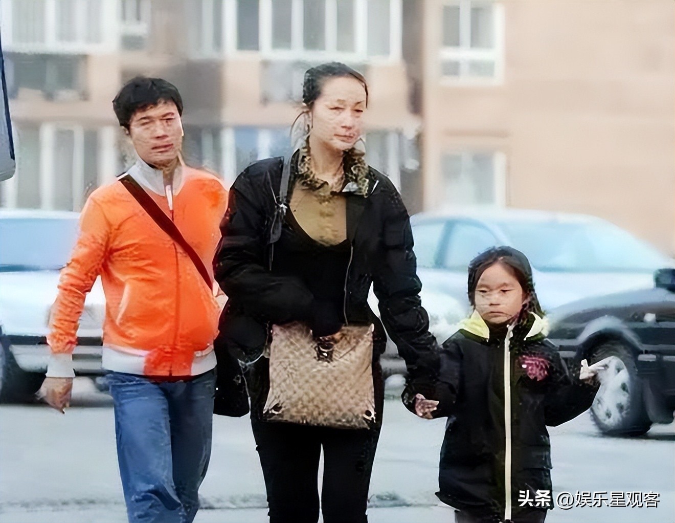 离婚已有16年，如今再婚的他儿女双全，前妻患癌生活困难至今单身