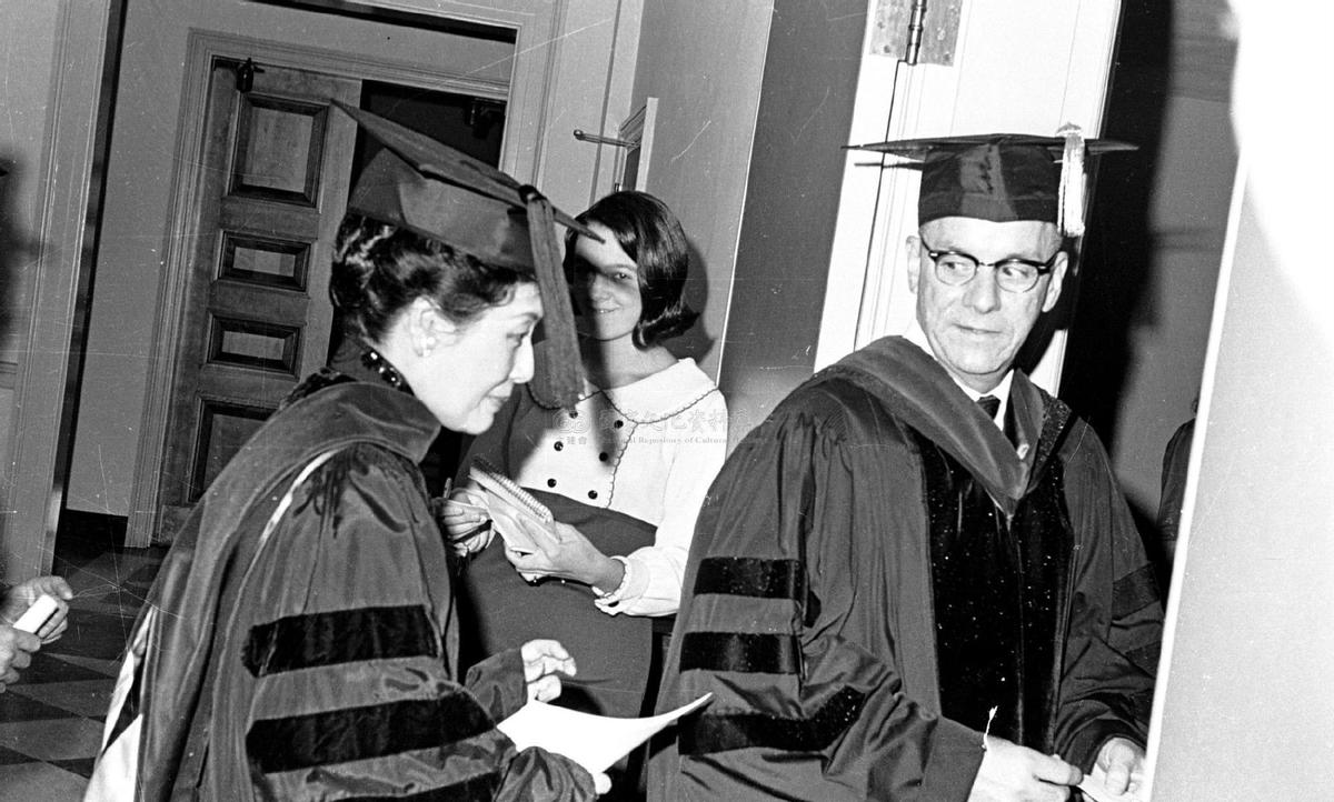 花楼女子媚态撩人,丰乳肥臀,30张真实影像惊艳时光