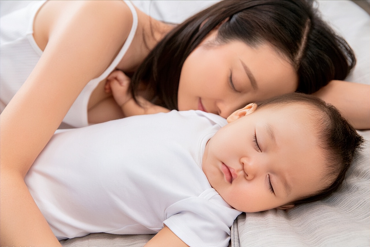 8种错误睡姿让宝宝越睡越迟钝,宝宝六种睡姿不正确会越睡越迟钝