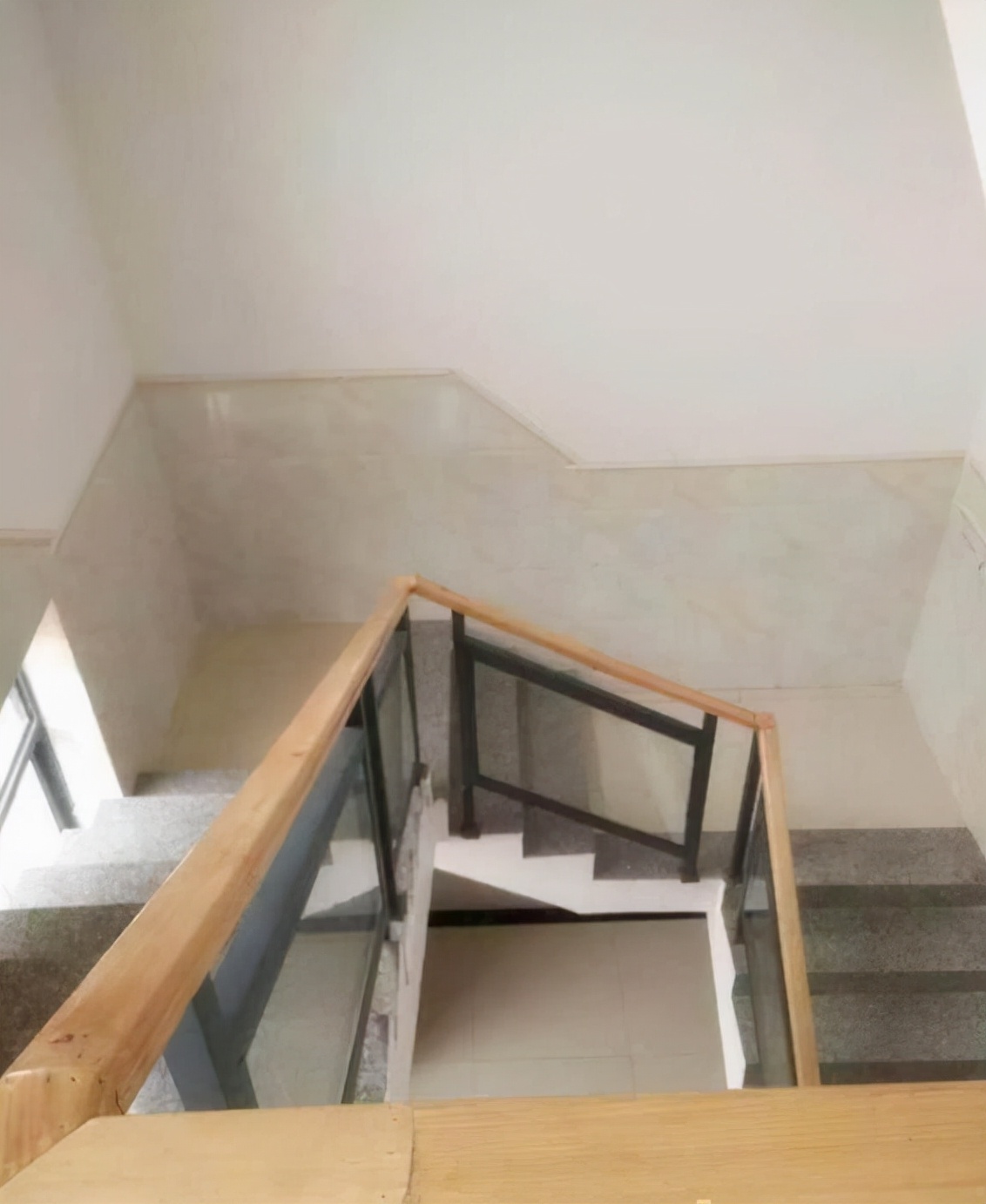 同学老家的别墅视频,同学家农村别墅