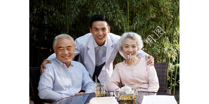 未婚老伴工资12500，却说只有2500，儿子告诉我真相我哭了