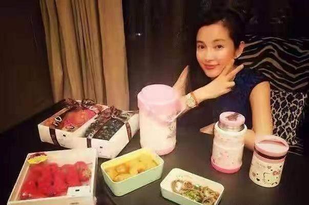 最有钱女明星刘亦菲,刘亦菲秀名贵翡翠大耳环