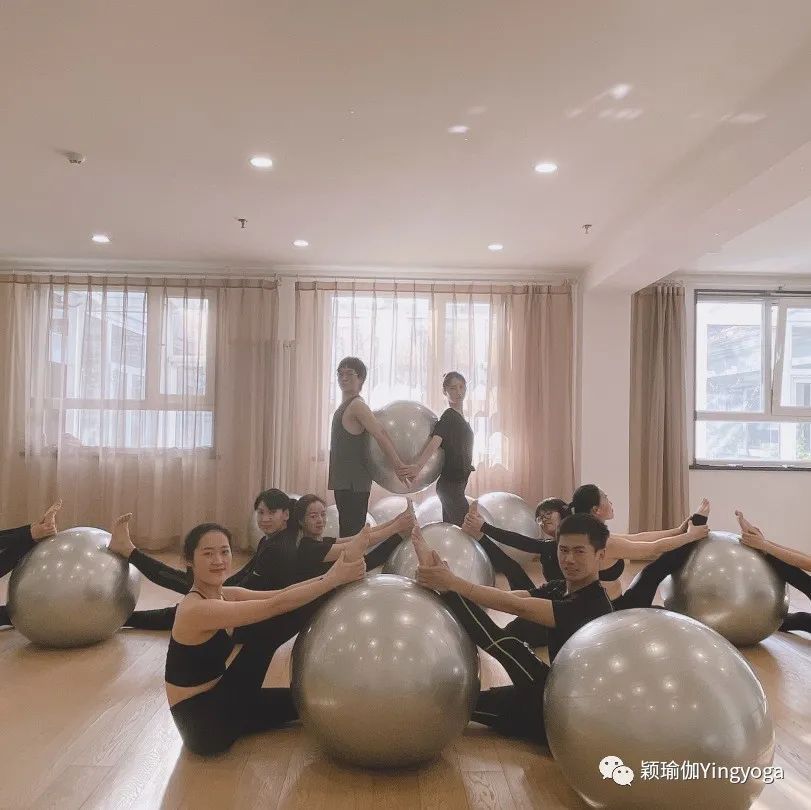 瑜伽球练瑜伽,球瑜伽简单伸展