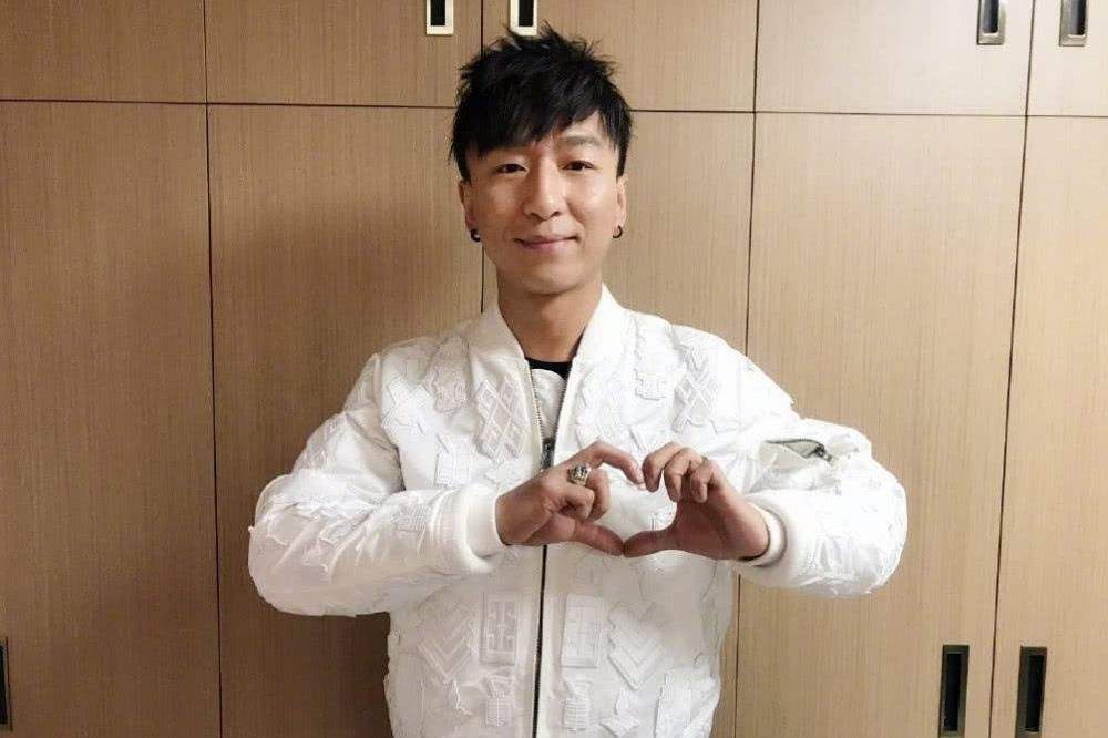 陈羽凡坐着轮椅唱歌,陈羽凡露面唱冷酷到底