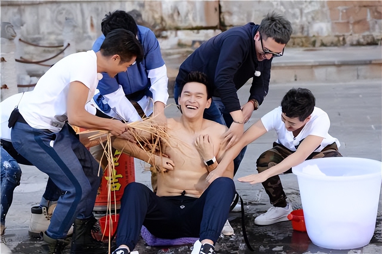 撩汉、乱认爸、男男接吻，这6位明星是没分寸感，还是“耍流氓”