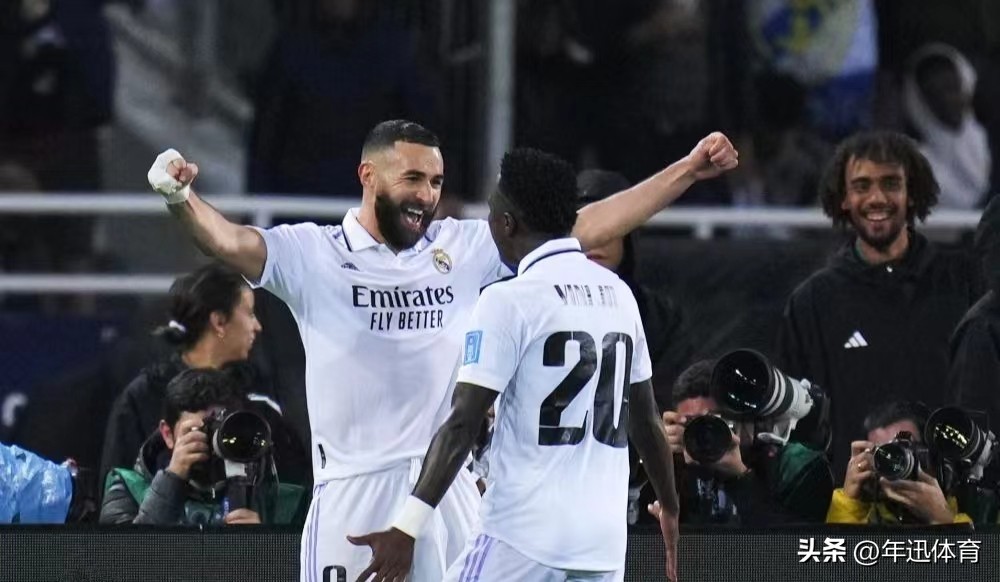 皇马第15次捧欧冠冠军奖杯,本泽马一击制胜皇马豪取七连胜