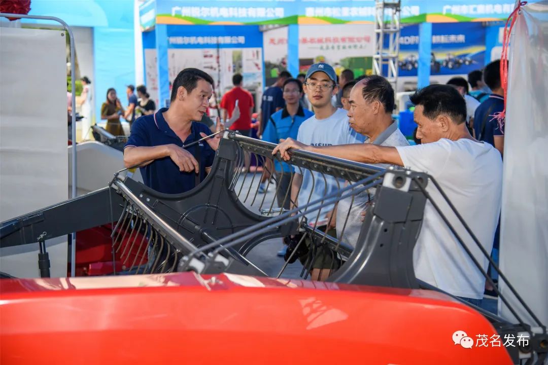 大型农业无人机、新型拖拉机、联合收割机…这场高科技农业元素满满的活动在茂名举办