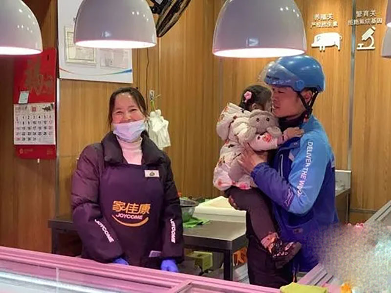 90后小伙带女儿送外卖,送外卖小伙带六个月的女儿