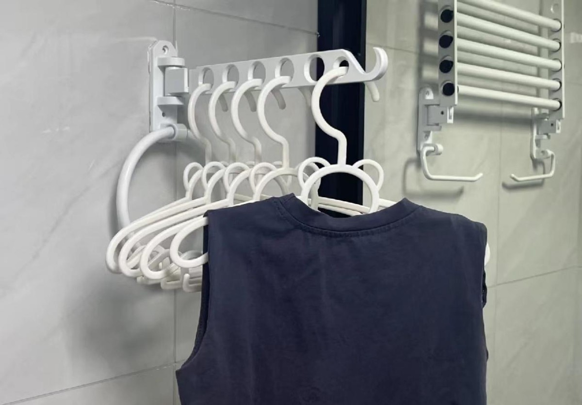 阳台做地台还是通铺瓷砖好,阳台地面铺瓷砖还是地板