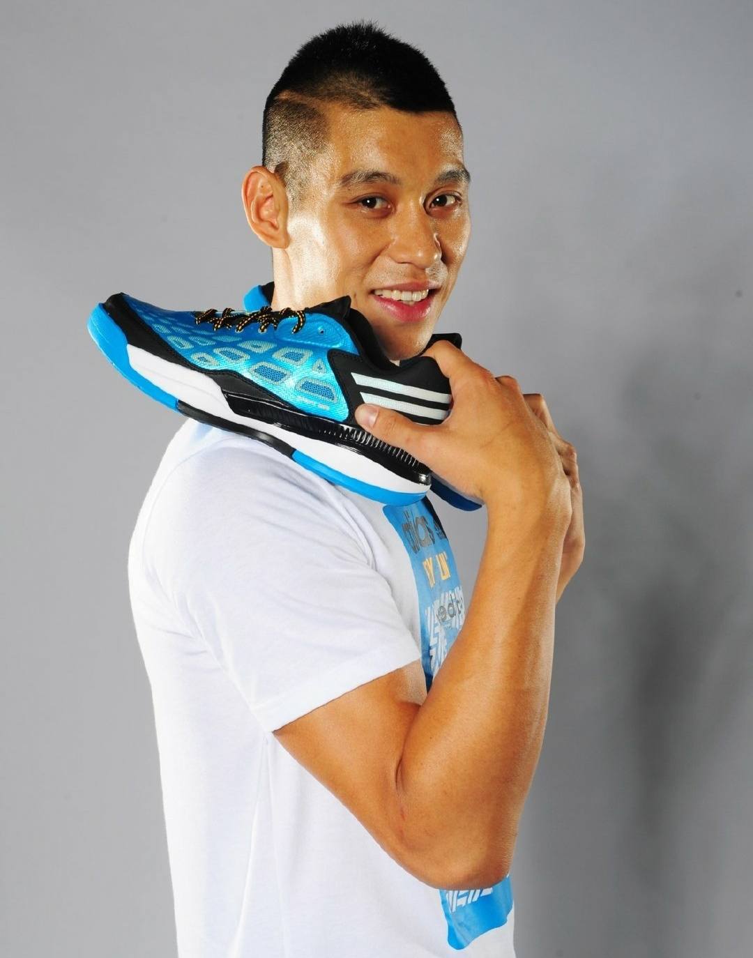 林书豪和阿迪达斯合作的球鞋,林书豪最近代言的篮球鞋