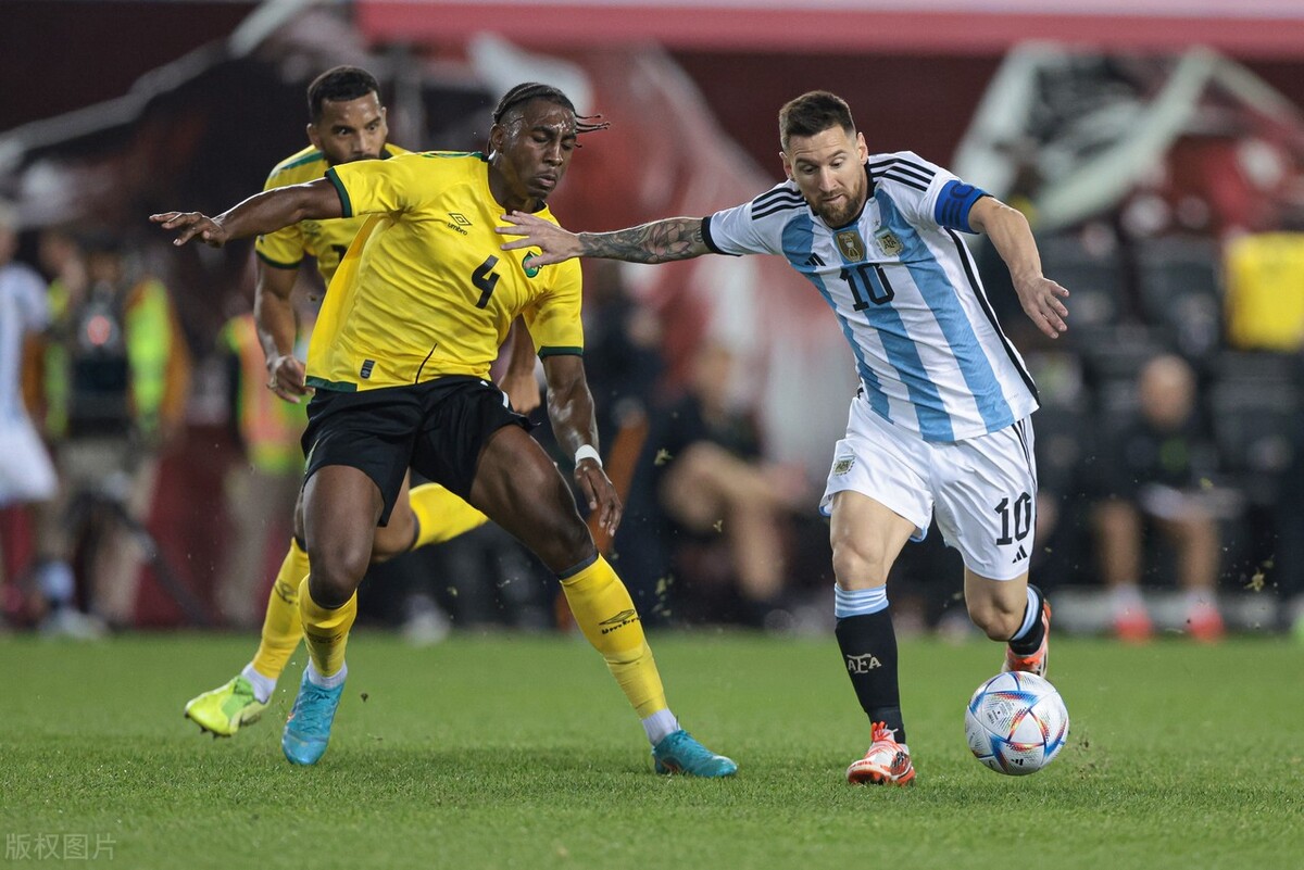 天下足球双骄c罗和梅西,c罗为什么比梅西更受欢迎