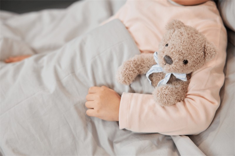 “冷战”结束,15岁女孩为报答妈妈去做饭,拧开阀门瞬间悲剧发生