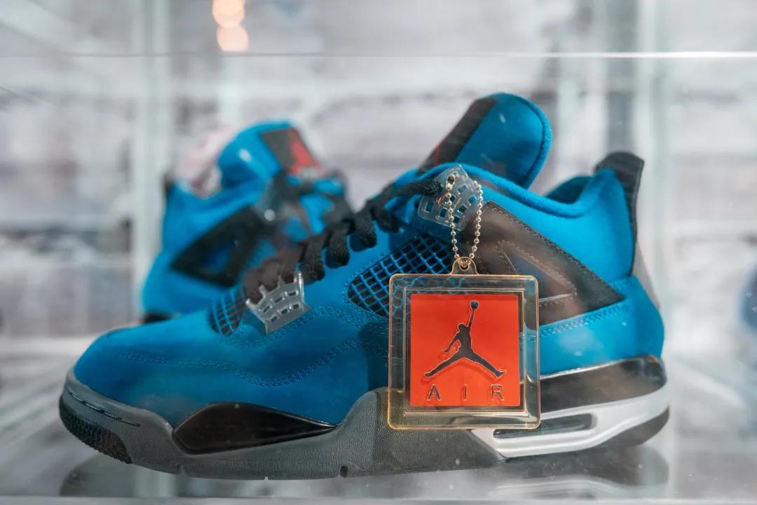 六位数玩偶、30万的AJ，免费送MOLLY，这家潮流店“很来事”