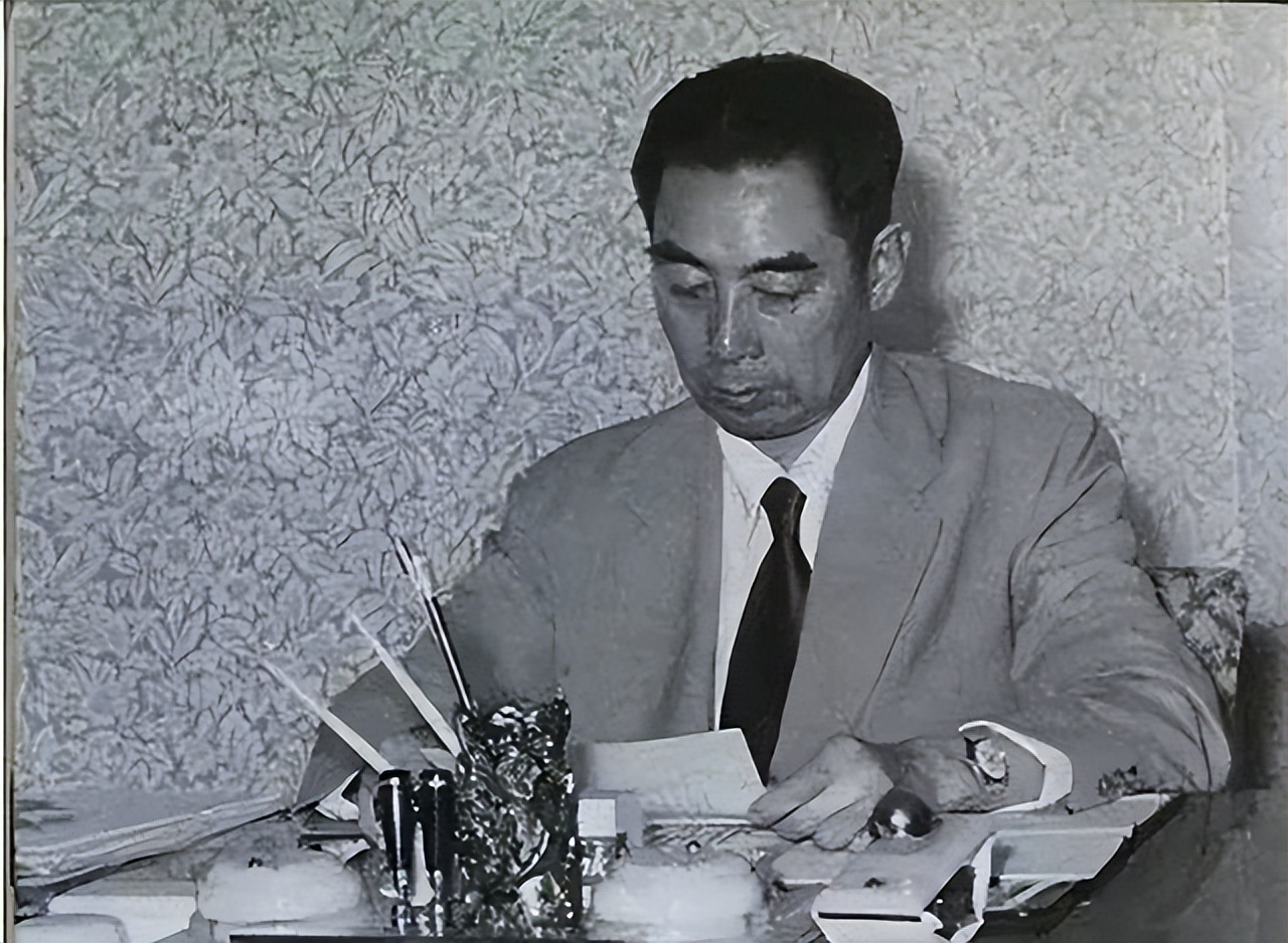 周总理去世前不断望向门口，护士疑问，后来才知他在等妻子*颖超邓**