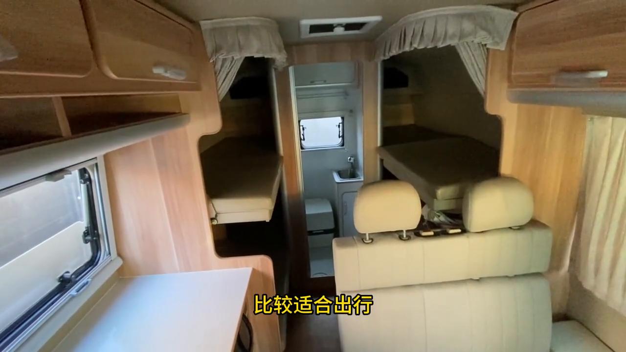 店内目前还有两台江铃考斯特，多床铺、单床铺都有，欢迎咨询