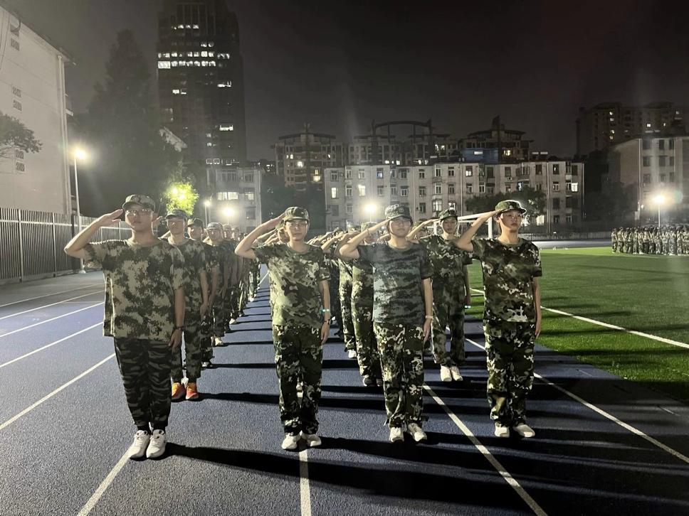 杩峰僵鍐涜绯诲垪,杩峰僵鍐涜鐗硅緫