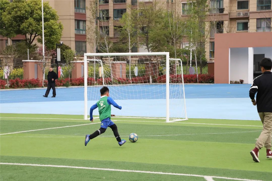 缤纷校园|飞吧，足球！