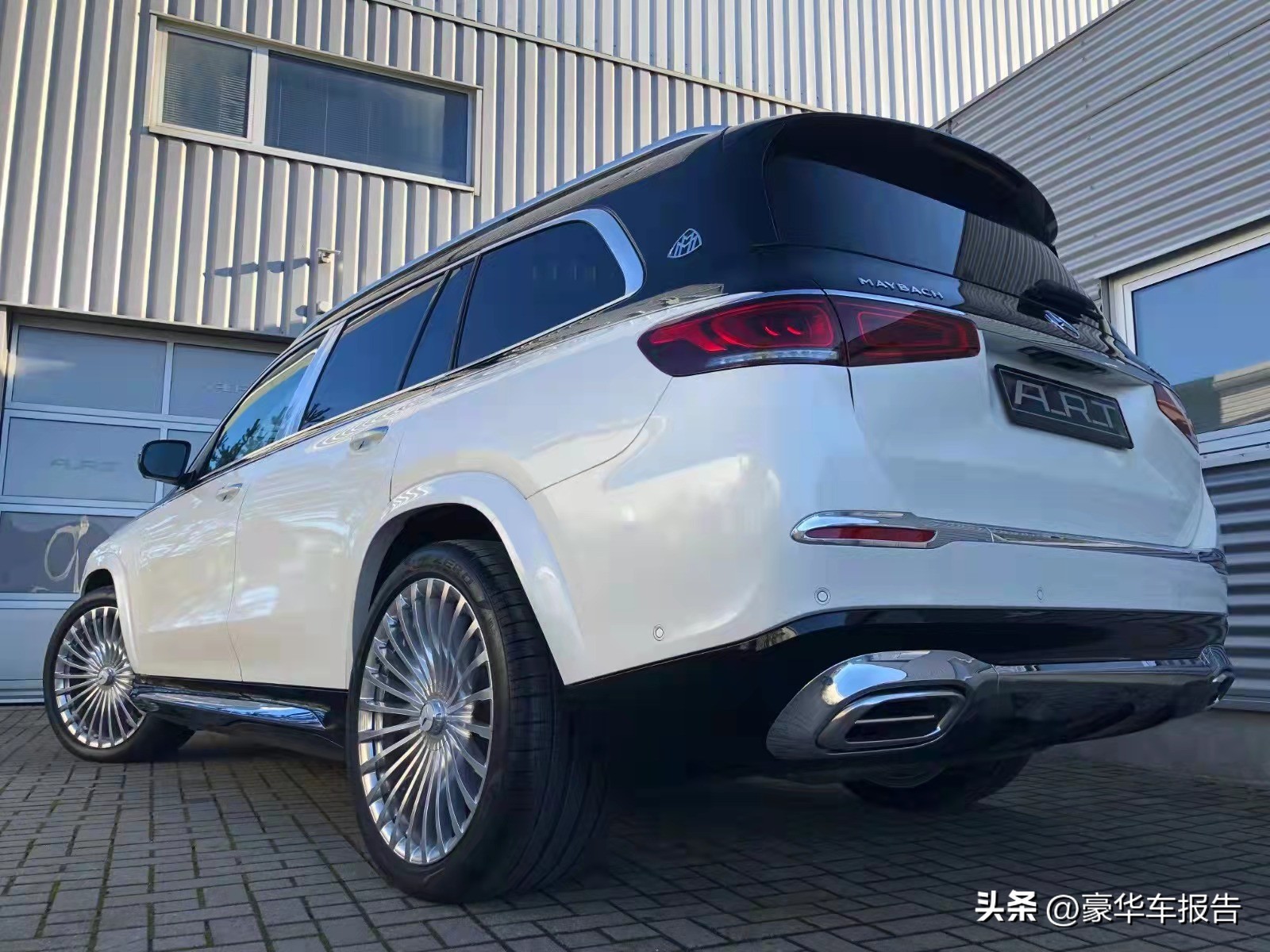 奔驰gls600迈巴赫2022款4座版,奔驰gls400跟迈巴赫的gls600不同