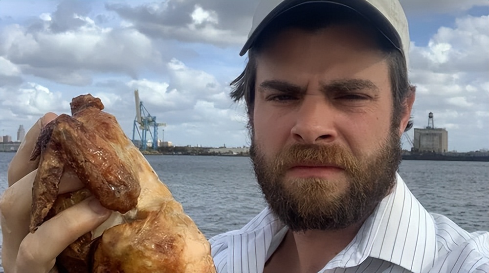 为拯救世界，美国帅哥决定狂吃40只鸡！全城500人现场围观加油