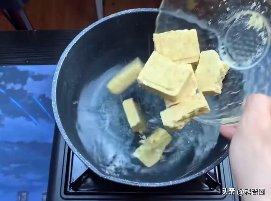 吃一块军用压缩饼干,吃一块军用压缩饼干就能顶一整天