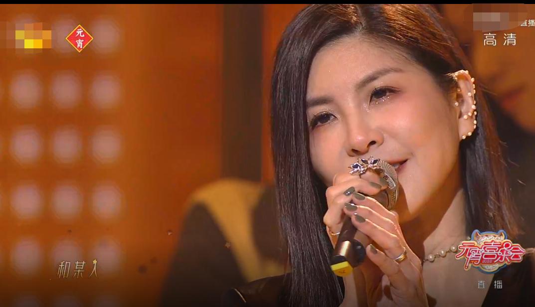 湖南元宵晚会：张小斐深V开到肚脐，AB假唱明显，50岁杨钰莹赢了
