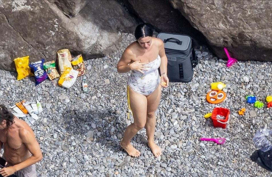 精灵王子一家三口海中嬉戏！34岁水果姐穿泳衣肚腩好真实，胖嘟嘟