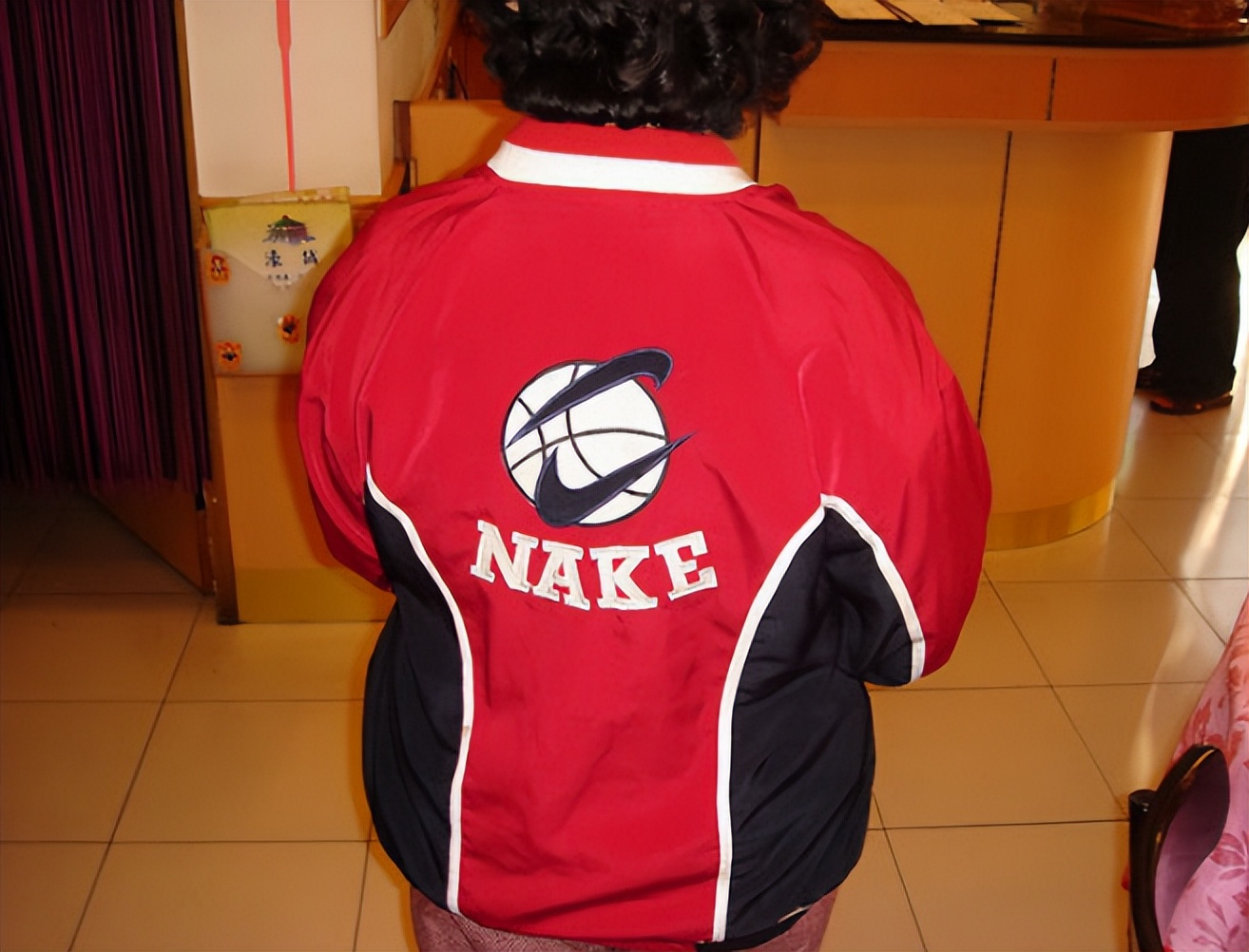 名牌变山寨?同班学生因撞衫拿错衣服,宝妈讨要,对方却倒打一耙