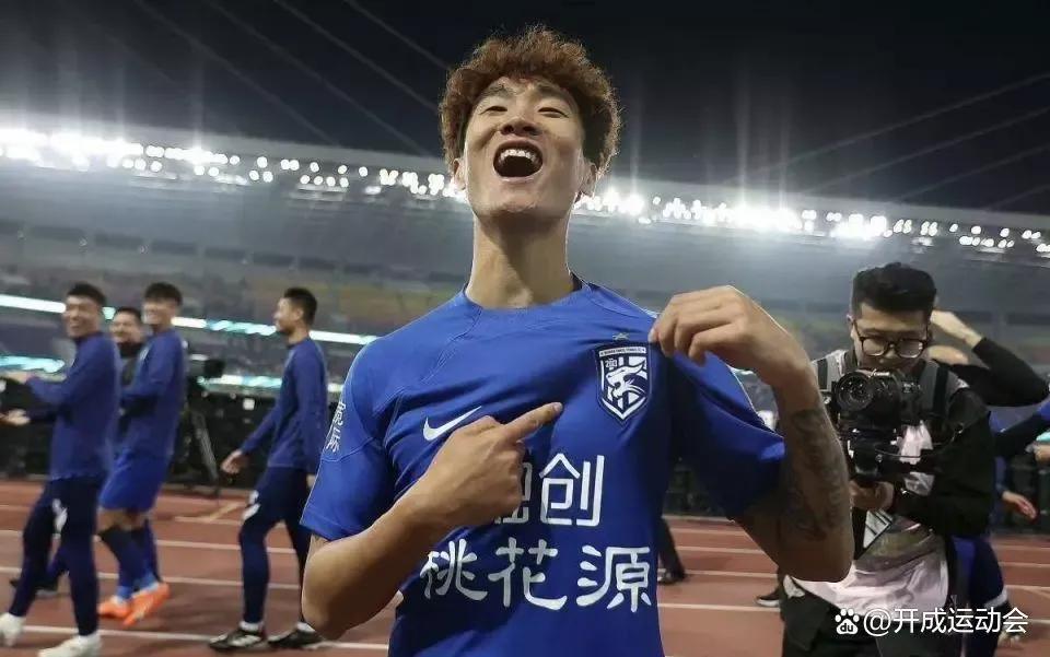 韦世豪展示三镇队徽,韦世豪采访说大家都在进步