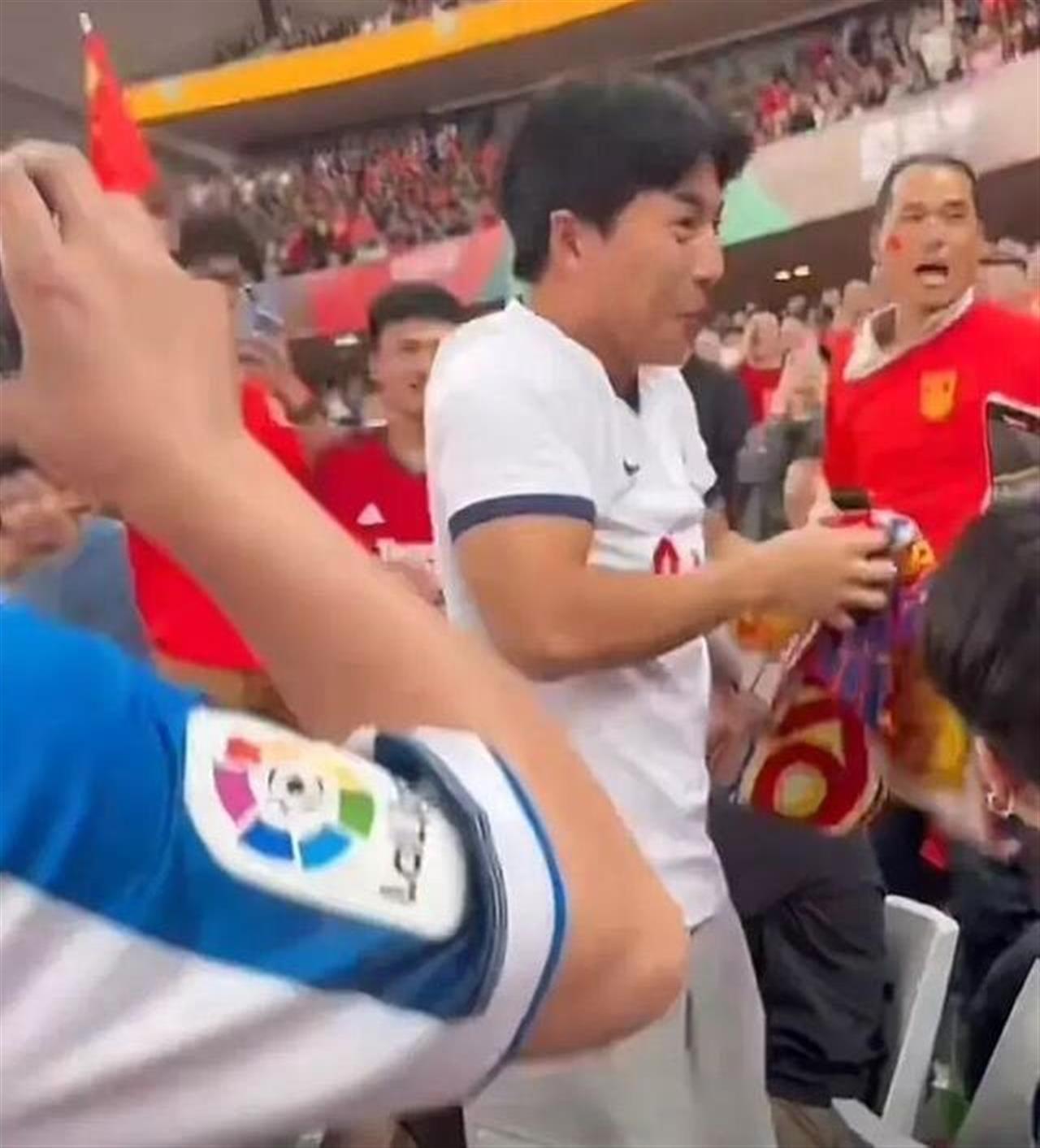 小伙看台挑衅球迷遭围殴后续在哪,小伙看台挑衅球迷遭围殴原视频