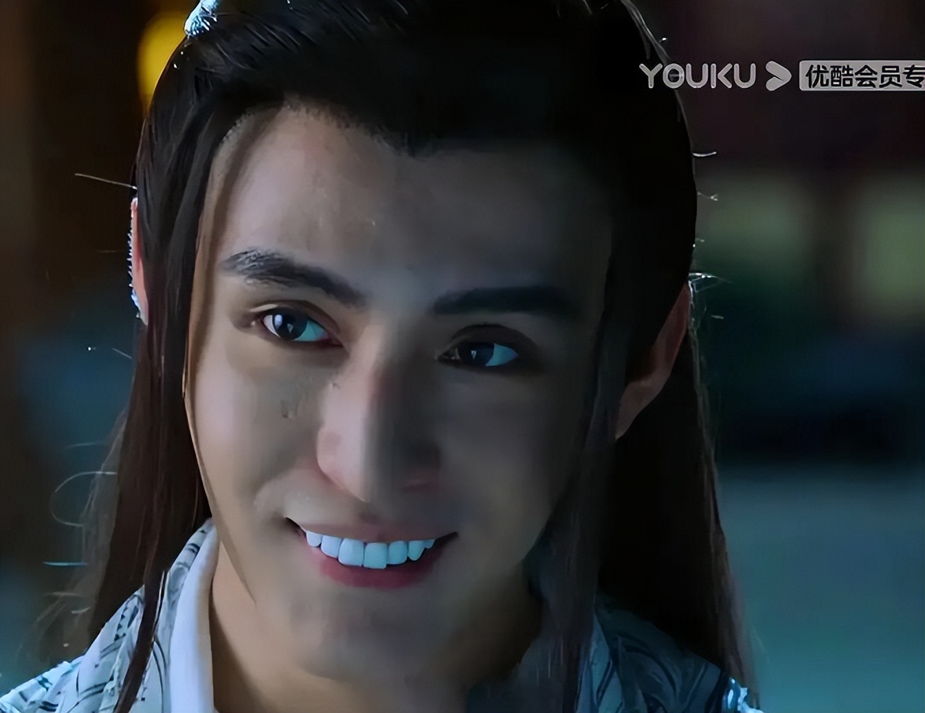 假发假臀假肌肉，半个娱乐圈“从头假到脚”，原来没什么是真的