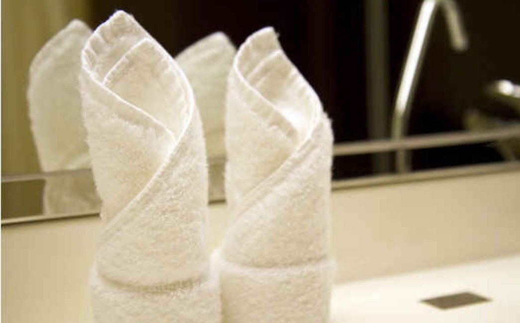 女子身上长虫医生拿镊子治疗,女子体内有蜱虫被医生拿镊子拔出