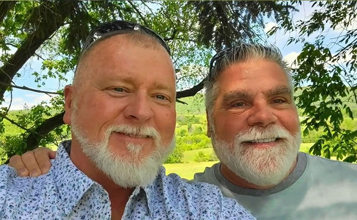 “同性恋”小狗被恐同主人遗弃，因祸得福，找到新的同性恋家庭