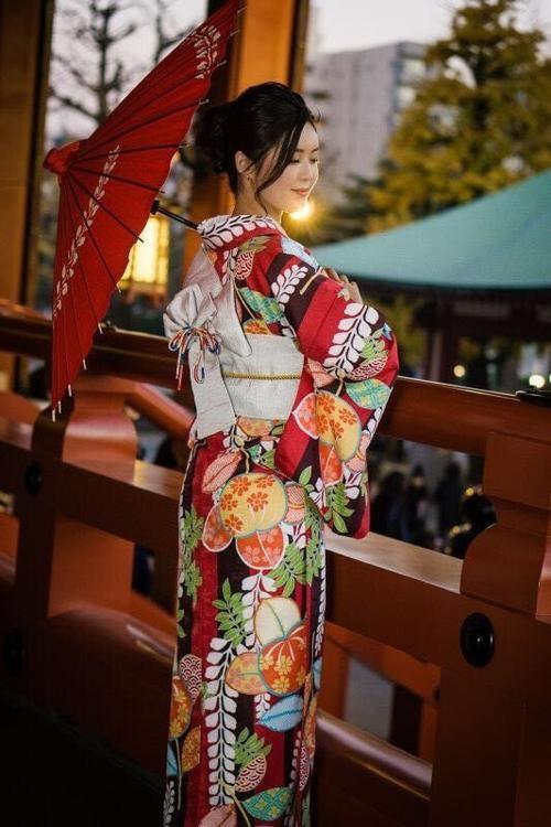 日本和服背后必须要有小枕头呢,日本女性穿和服背后为什么要枕头