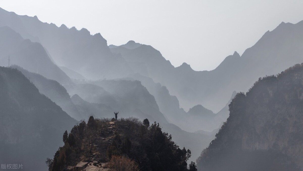 非典期间，上车的旅客，不论高矮大小，都要挨个填健康登记表