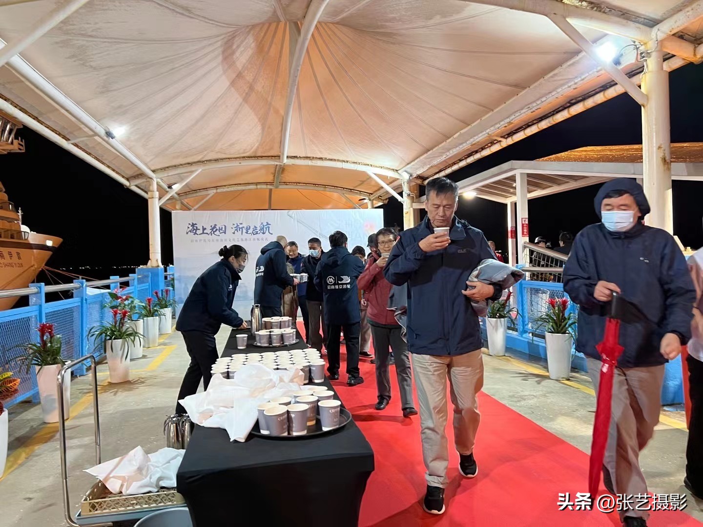 悬挂五星红旗豪华邮轮招商伊敦号，穿过百年历史尘烟再次启航